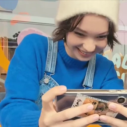 🤩 Стикер «Emma Myers Samsung» для Telegram