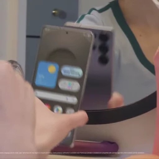 🤩 Стикер «Emma Myers Samsung» для Telegram