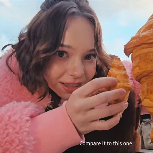 🤩 Стикер «Emma Myers Samsung» для Telegram
