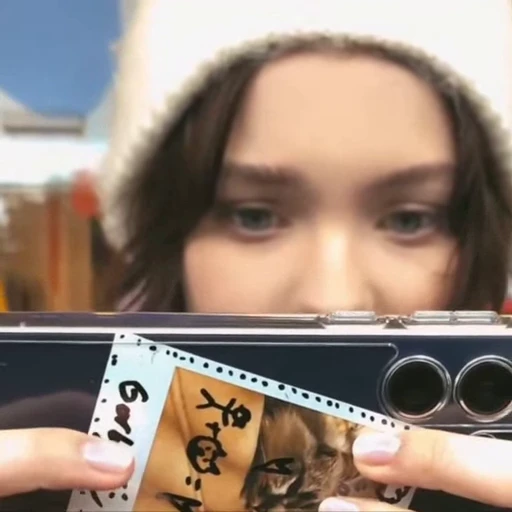 🤩 Стикер «Emma Myers Samsung» для Telegram