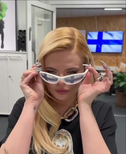😎 Стикер «Erika Vikman» для Telegram