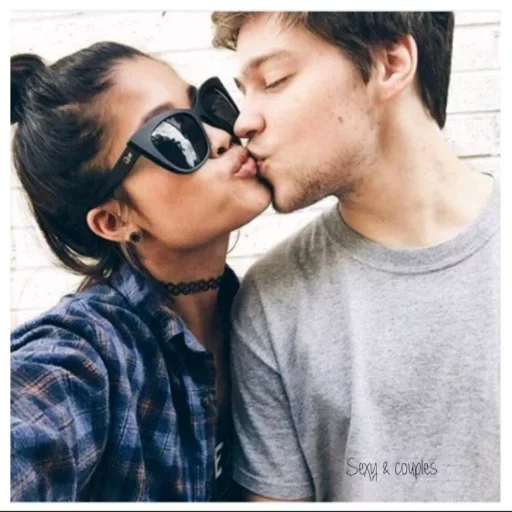 👄 Стикер «Kisses and Girls» для Telegram