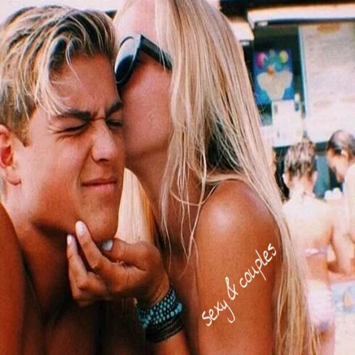 👄 Стикер «Kisses and Girls» для Telegram