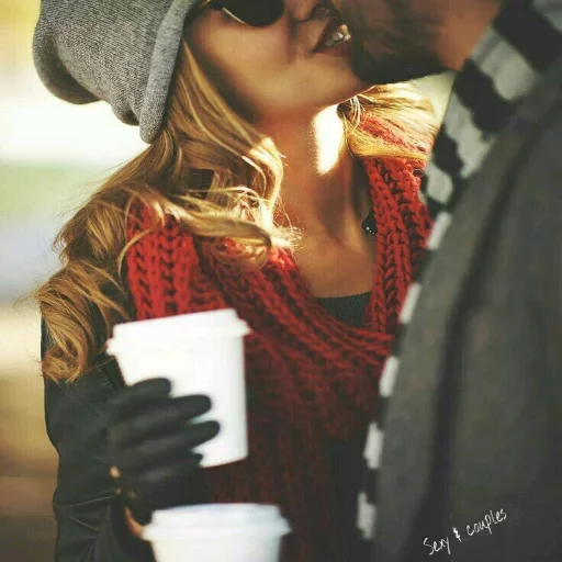 👄 Стикер «Kisses and Girls» для Telegram