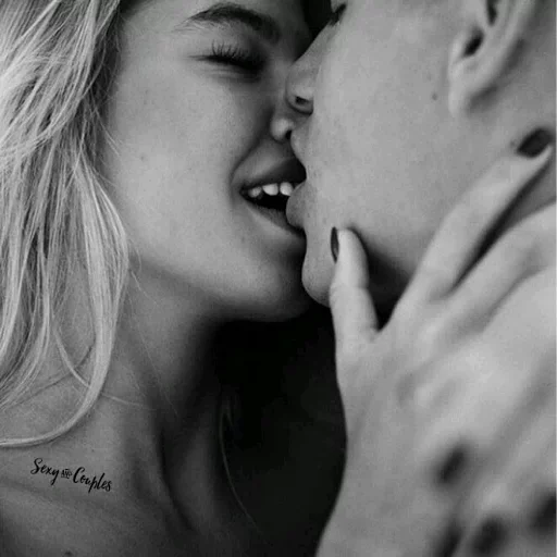 👄 Стикер «Kisses and Girls» для Telegram