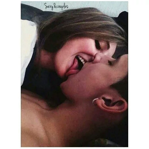 👄 Стикер «Kisses and Girls» для Telegram