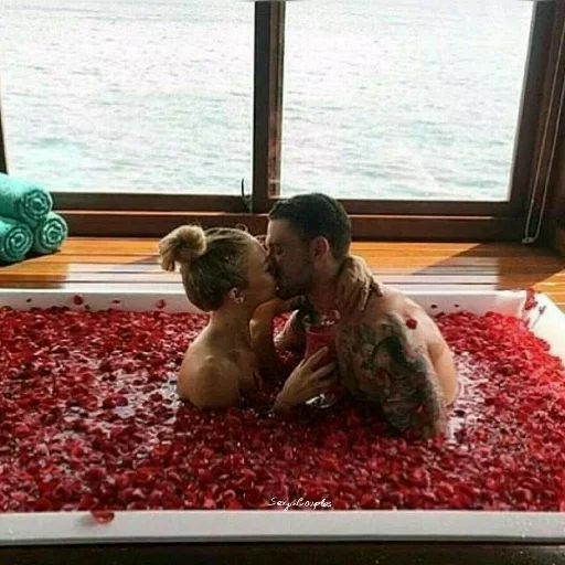👄 Стикер «Kisses and Girls» для Telegram