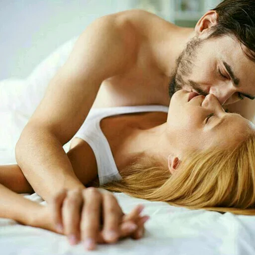 👄 Стикер «Kisses and Girls» для Telegram