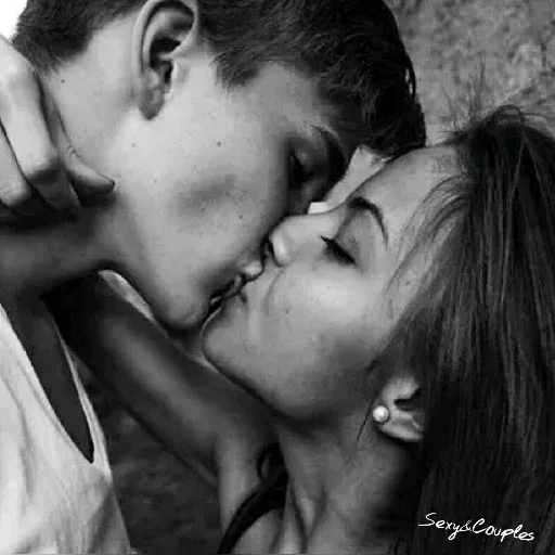 👄 Стикер «Kisses and Girls» для Telegram