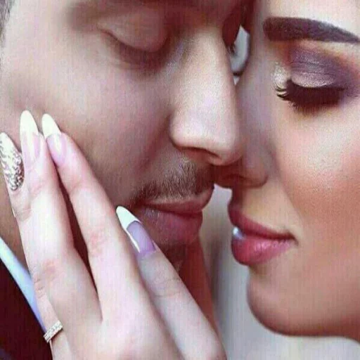 👄 Стикер «Kisses and Girls» для Telegram