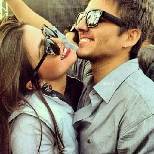 👄 Стикер «Kisses and Girls» для Telegram