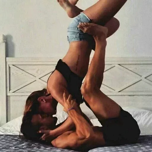 👄 Стикер «Kisses and Girls» для Telegram
