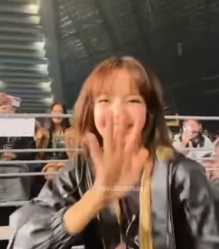 😳 Стикер «Lalalisa» для Telegram