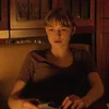 🎸 Эмодзи «😏 Видео набор эмоджи по фильму «Сёстры»» для Telegram