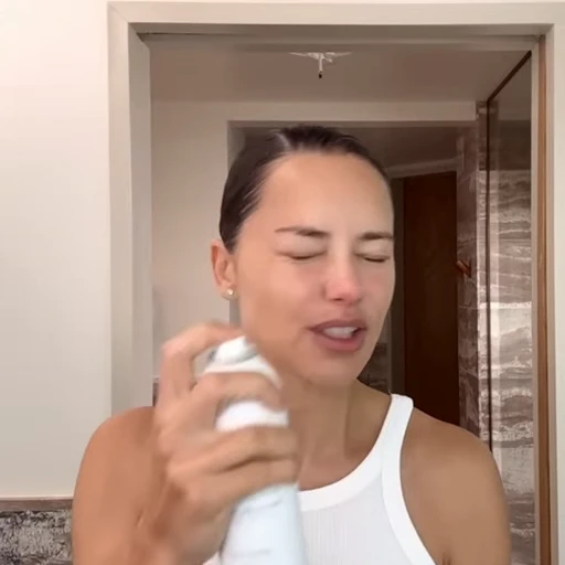 🤩 Стикер «Adriana Lima» для Telegram