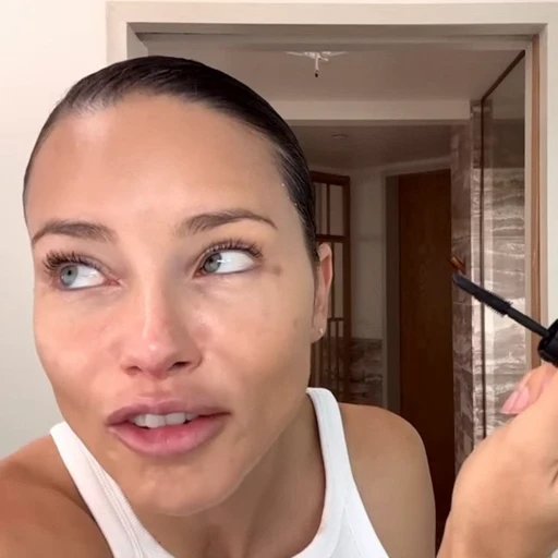 🤩 Стикер «Adriana Lima» для Telegram