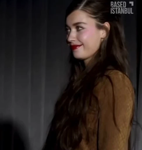 ❤️ Стикер «Afra Saracoglu» для Telegram