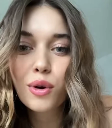 😁 Стикер «Afra Saracoglu» для Telegram