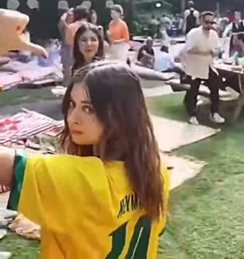 🇧🇷 Стикер «Afra Saracoglu» для Telegram