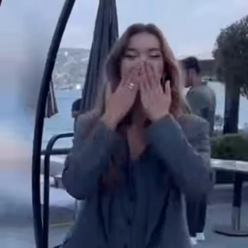 😘 Стикер «Afra Saracoglu» для Telegram