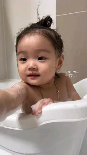 🦋 Стикер «Asian» для Telegram
