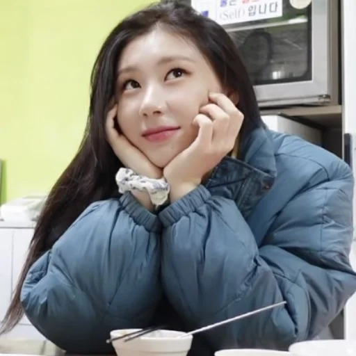 🤔 Стикер «CHAERYEONG чхэрен» для Telegram