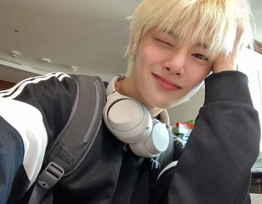 😉 Стикер «Kpop» для Telegram