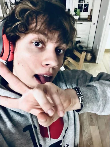🤩 Стикер «elyaplugg» для Telegram