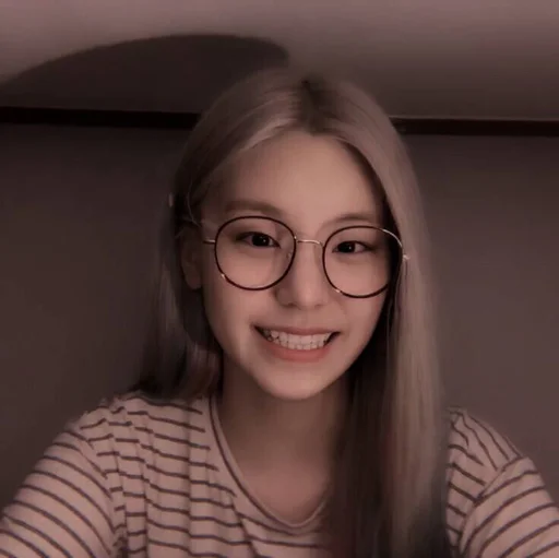 💫 Стикер «HWANG YE JI» для Telegram