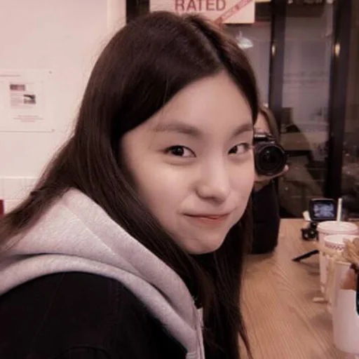 💫 Стикер «HWANG YE JI» для Telegram