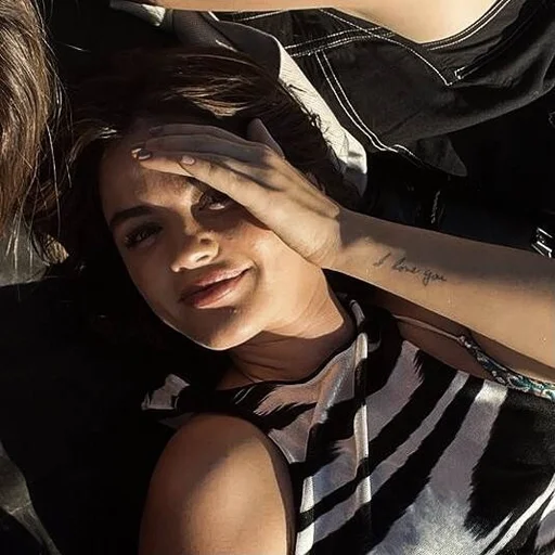 Стикерпак Lucy Hale для Telegram — скачать