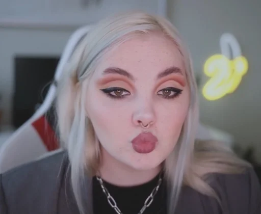 😚 Стикер «дашка каплан» для Telegram
