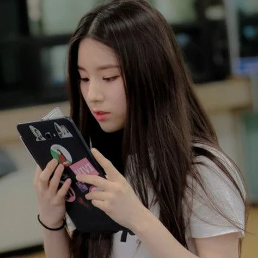 Стикерпак HEEJIN DARK для Telegram — скачать