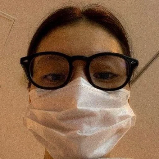 🥰 Стикер «Ким Ён Джи» для Telegram