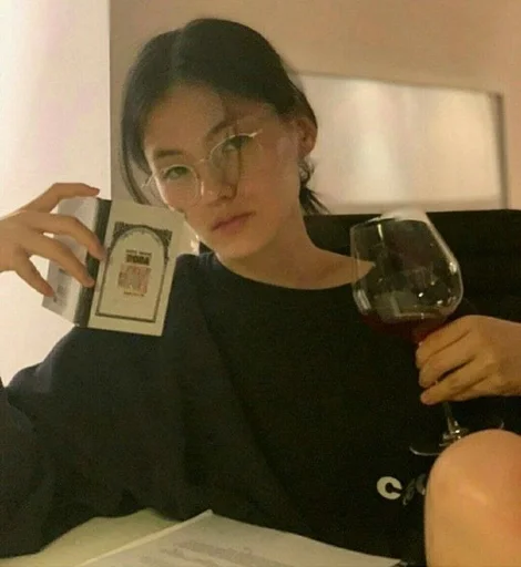 🥰 Стикер «Ким Ён Джи» для Telegram