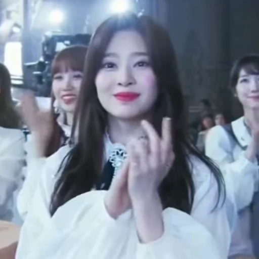 🤩 Стикер «kim minju» для Telegram