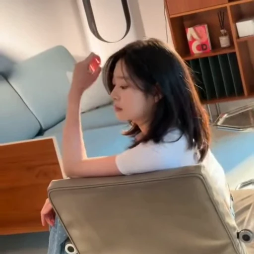 😔 Стикер «kim minju» для Telegram