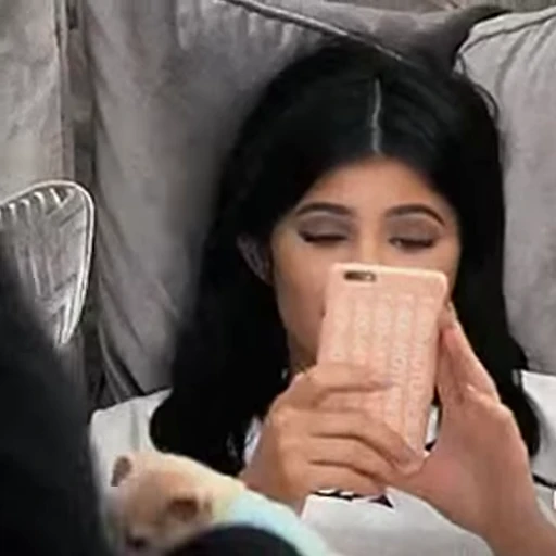 😐 Стикер «Kylie Jenner» для Telegram