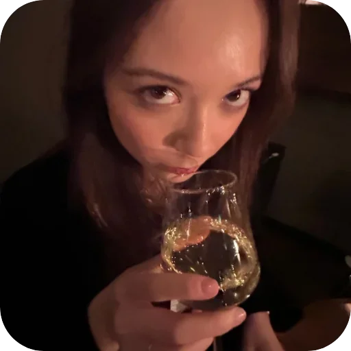 🍷 Стикер «Laufey Лэй Вэй» для Telegram