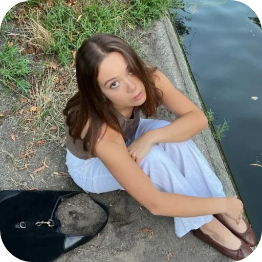 😶 Стикер «Laufey Лэй Вэй» для Telegram