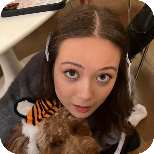 🥺 Стикер «Laufey Лэй Вэй» для Telegram