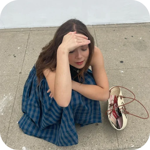 😔 Стикер «Laufey Лэй Вэй» для Telegram
