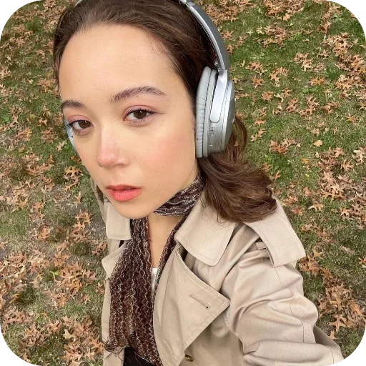 🍂 Стикер «Laufey Лэй Вэй» для Telegram