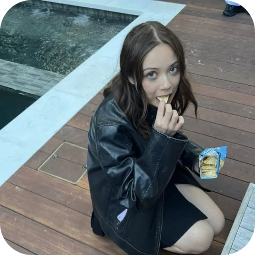 🍟 Стикер «Laufey Лэй Вэй» для Telegram