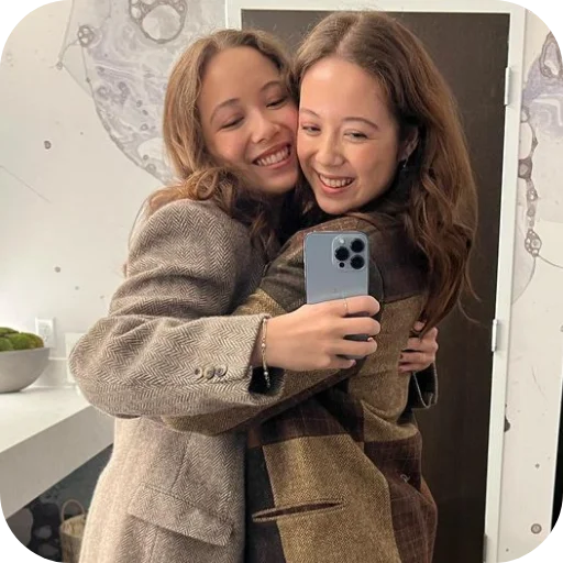 🤗 Стикер «Laufey Лэй Вэй» для Telegram
