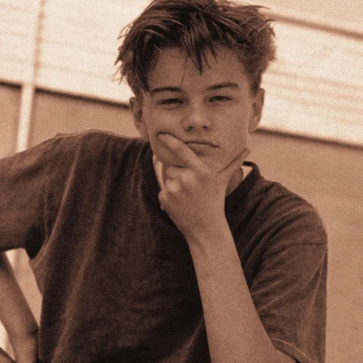 🌻 Стикер «𝙻𝚎𝚘𝚗𝚊𝚛𝚍𝚘 𝙳𝚒𝙲𝚊𝚙𝚛𝚒𝚘🌻» для Telegram