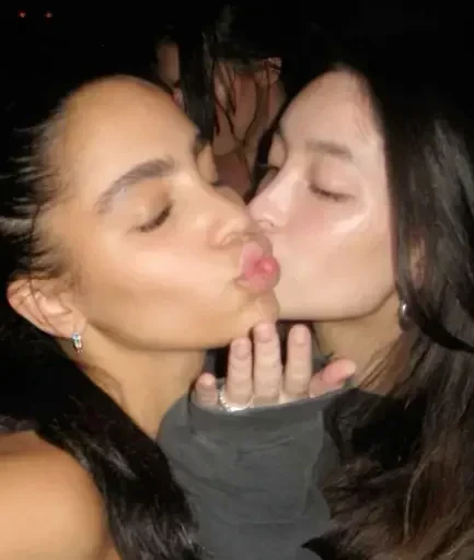👩‍❤️‍💋‍👩 Стикер «женский пак» для Telegram