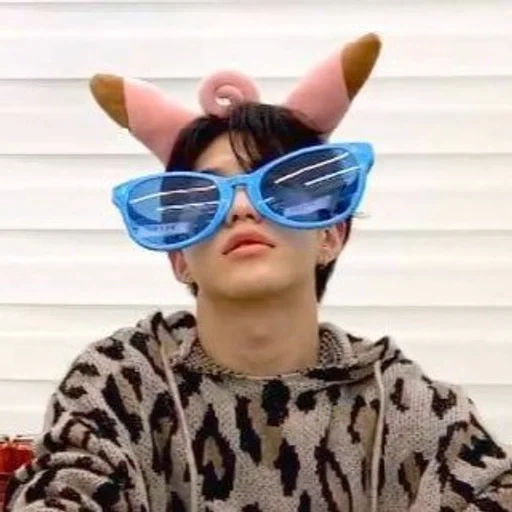😎 Стикер «seventeen» для Telegram