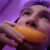 👅 Эмодзи «✌ серёга пират - блогер» для Telegram