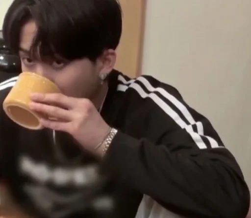 🤔 Стикер «3퍼머이끄 / stray kids» для Telegram